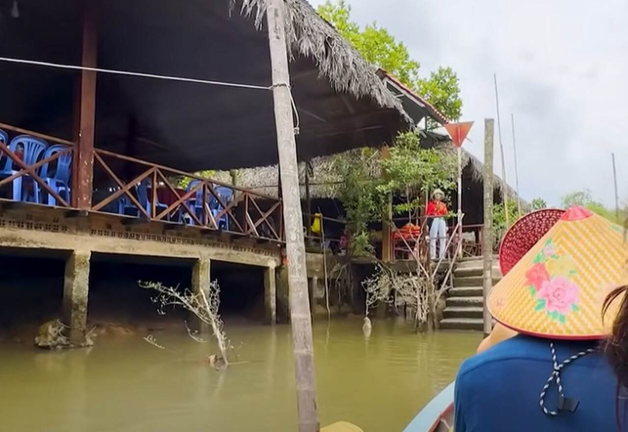 A região também foi conhecida por seus mercados flutuantes, que, até hoje, atraem turistas e curiosos. Durante a guerra, esses mercados tornaram-se centros de troca de suprimentos.
