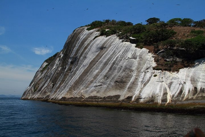 O nome "Cagarras", inclusive vem das aves marinhas que costumam sobrevoar a região e deixar seus excrementos nas rochas, dando um aspecto esbranquiçado às ilhas.