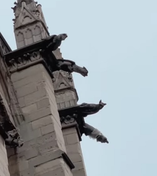 Sua aparência grotesca, quase sobrenatural, parecia inspirar medo, mas também um certo respeito - uma dualidade que apenas aumentava seu impacto visual e simbólico.