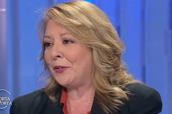 De acordo com a imprensa italiana, alguns peregrinos acusam a vidente de fraude e de ter ganhado dinheiro de forma ilegal.