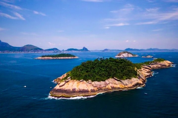 O percurso de 1 km, em fase de sinalização, será inaugurado em agosto e permitirá caminhadas por costões rochosos e Mata Atlântica insular, com visitação controlada por guias credenciados.