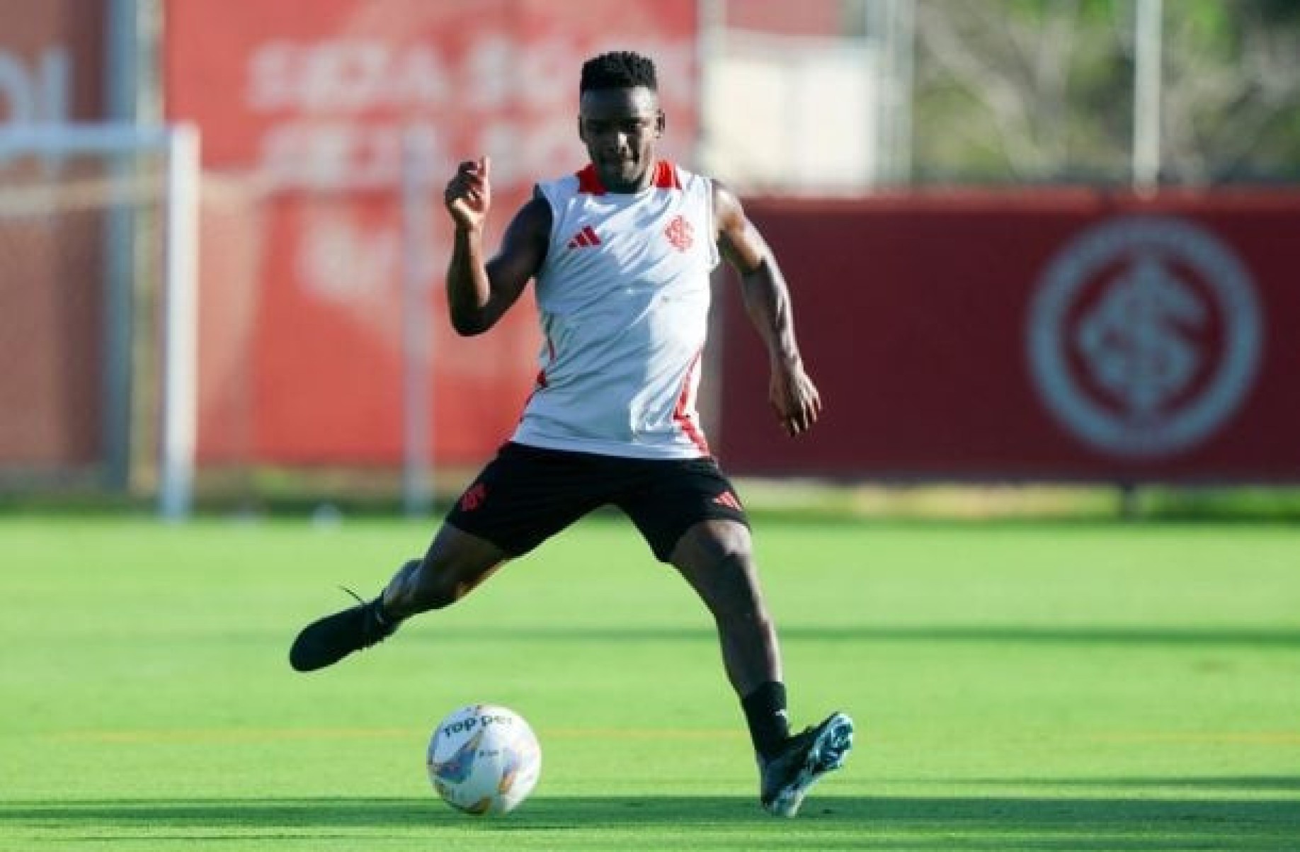 Carbonero volta a treinar e tem chances de ser opção para o Inter contra o Corinthians