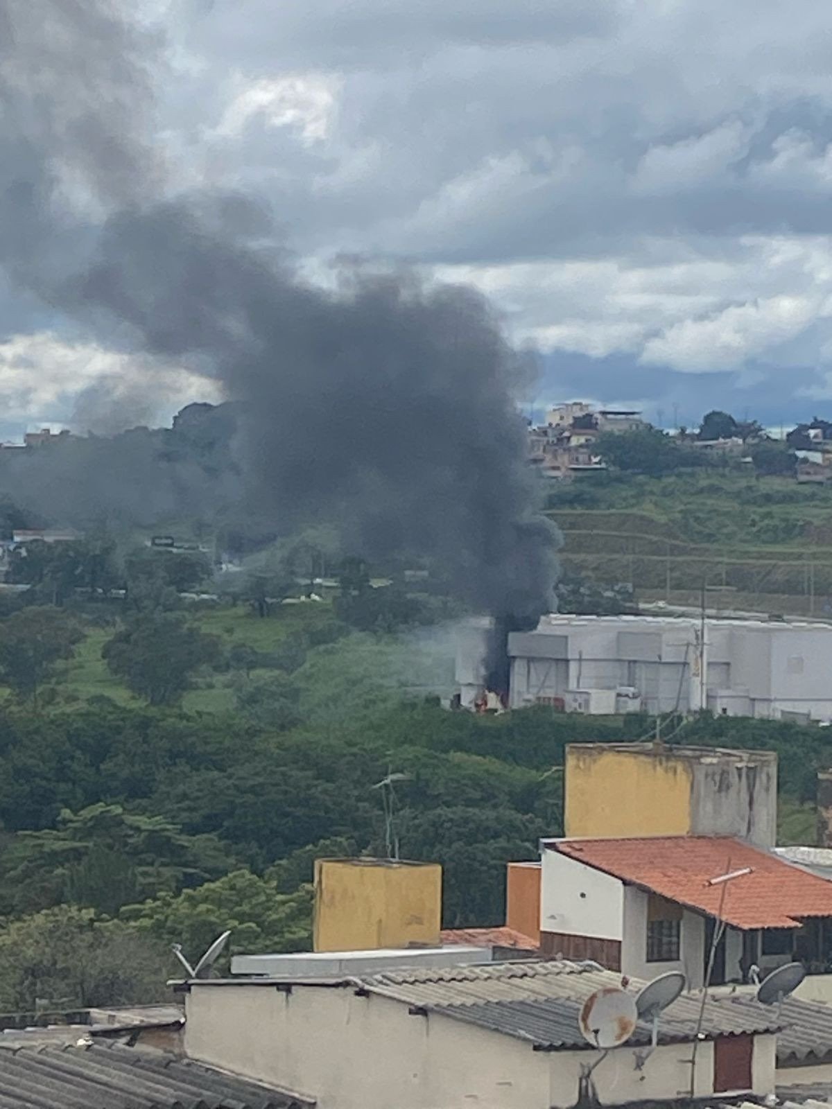 Fumaça intensa foi registrada próximo ao supermercado atingido pelo incêndio no bairro Serra Verde, em BH-Luiz Rodrigues/Divulgação