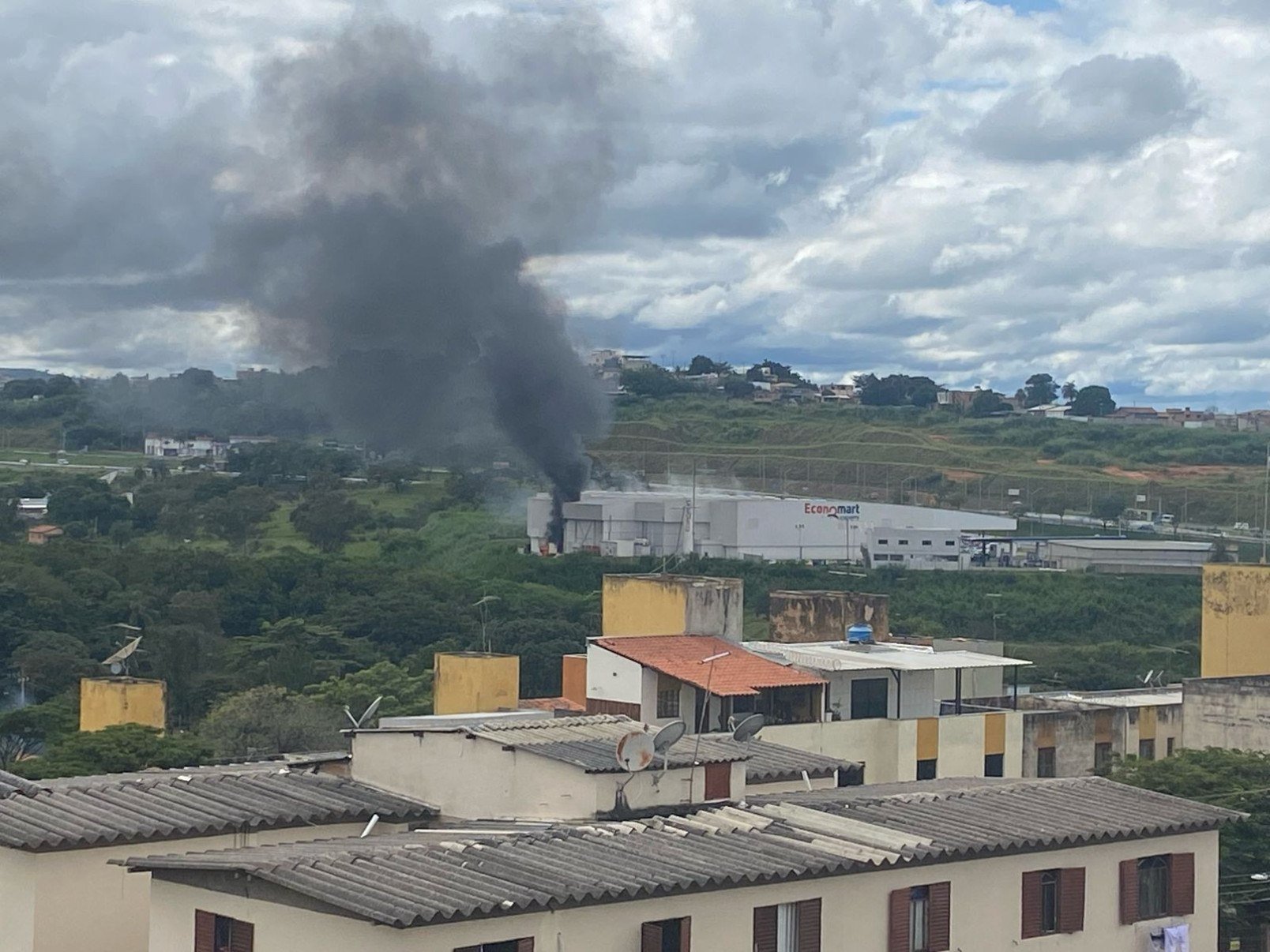 Fumaça intensa foi registrada próximo ao supermercado atingido pelo incêndio no bairro Serra Verde, em BH-Luiz Rodrigues/Divulgação