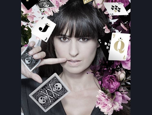 INÉS, A MAGA - Especialista em fazer truques perto das pessoas, desafiando a descobrirem o segredo. sa cartas, moedas, anéis e vários objetos pequenos que possam ser vistos de perto pelo público