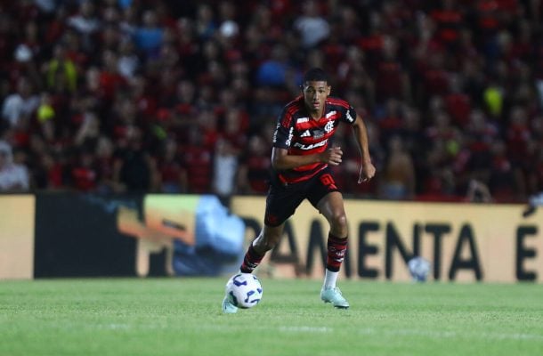 JOÃO VICTOR - Ganhou mais minutos em campo. Uma das promessas do clube fez um jogo correto e procurou sempre auxiliar Danilo. NOTA 6.0 - Foto: Gilvan de Souza/Flamengo