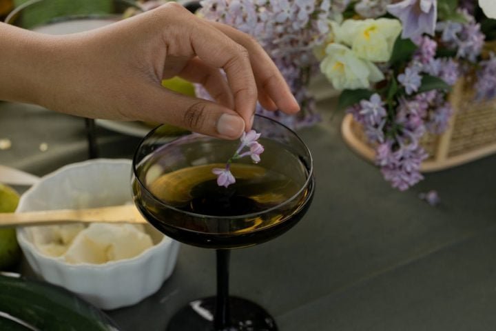 Já é possível encontrar flores em uma vasta variedade de alimentos, tais como: risotos, saladas, bolos, drinks, biscoitos e até xaropes. 