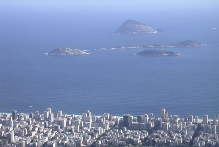 Visível da orla de Ipanema, o arquipélago tem como objetivo proteger remanescentes da Mata Atlântica insular, espécies marinhas e aves nativas.