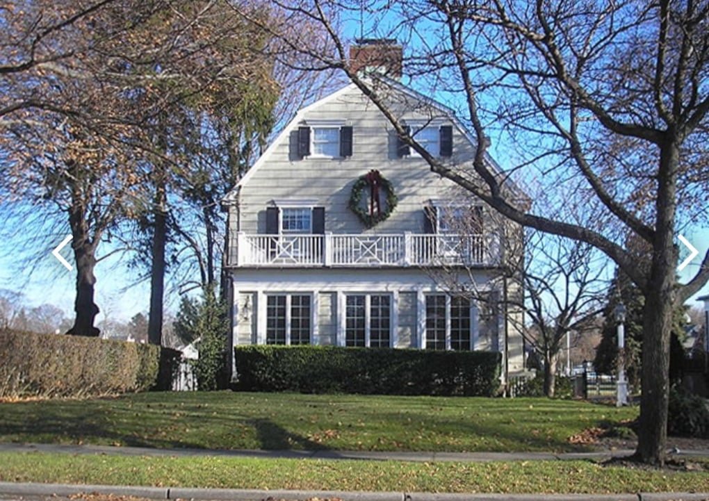 Amityville é uma pequena vila em Nova York (EUA) e se tornou famosa devido a um incidente paranormal que supostamente ocorreu em uma casa nesta vila. O caso mais notório é conhecido como o "Massacre de Amityville". Em 1974, um jovem matou sua família inteira a tiros nesta casa. Um ano depois, um casal comprou a casa e disse que houve uma série de eventos paranormais perturbadores.