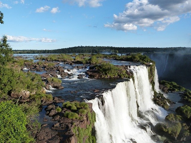 Cachoeiras e cataratas deslumbrantes em diferentes partes do planeta