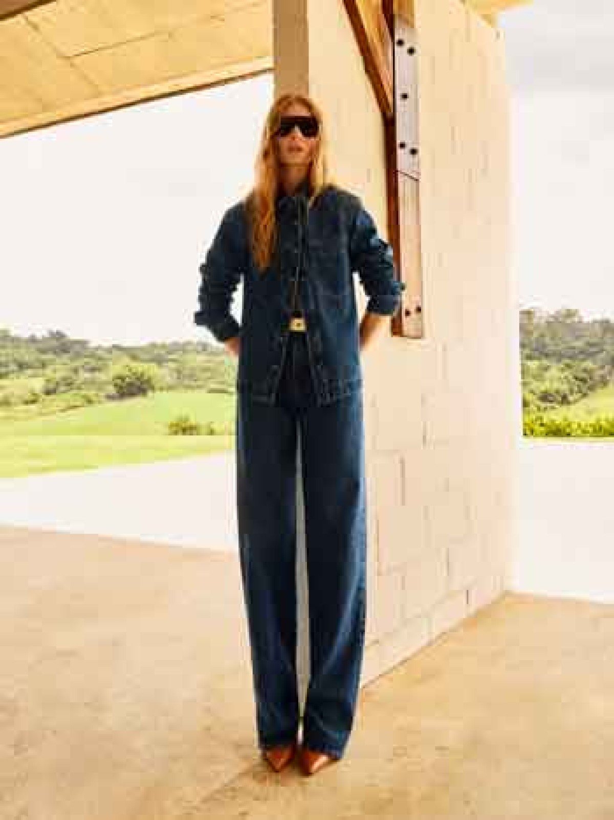 As pe&ccedil;as se distribuem entre conjuntos de alfaiataria em gabardine feito inteiramente com l&atilde;, malhas creponadas e denim 100% algod&atilde;o