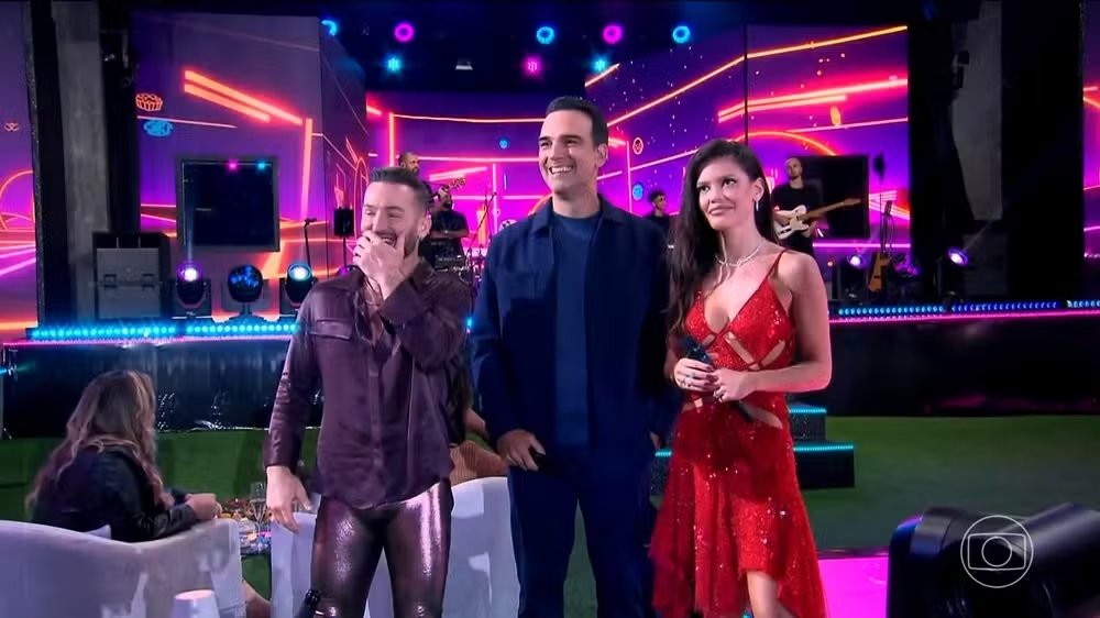 Entre eles, estão os companheiros do Quarto Anos 50: Aline, Daniele Hypolito, Vinícius, Delma, Diego Hypolito e Guilherme. Além disso, ela também segue Mateus, sua ex-dupla, e Giovanna Jacobina, irmã da influenciadora Gracyanne Barbosa. 