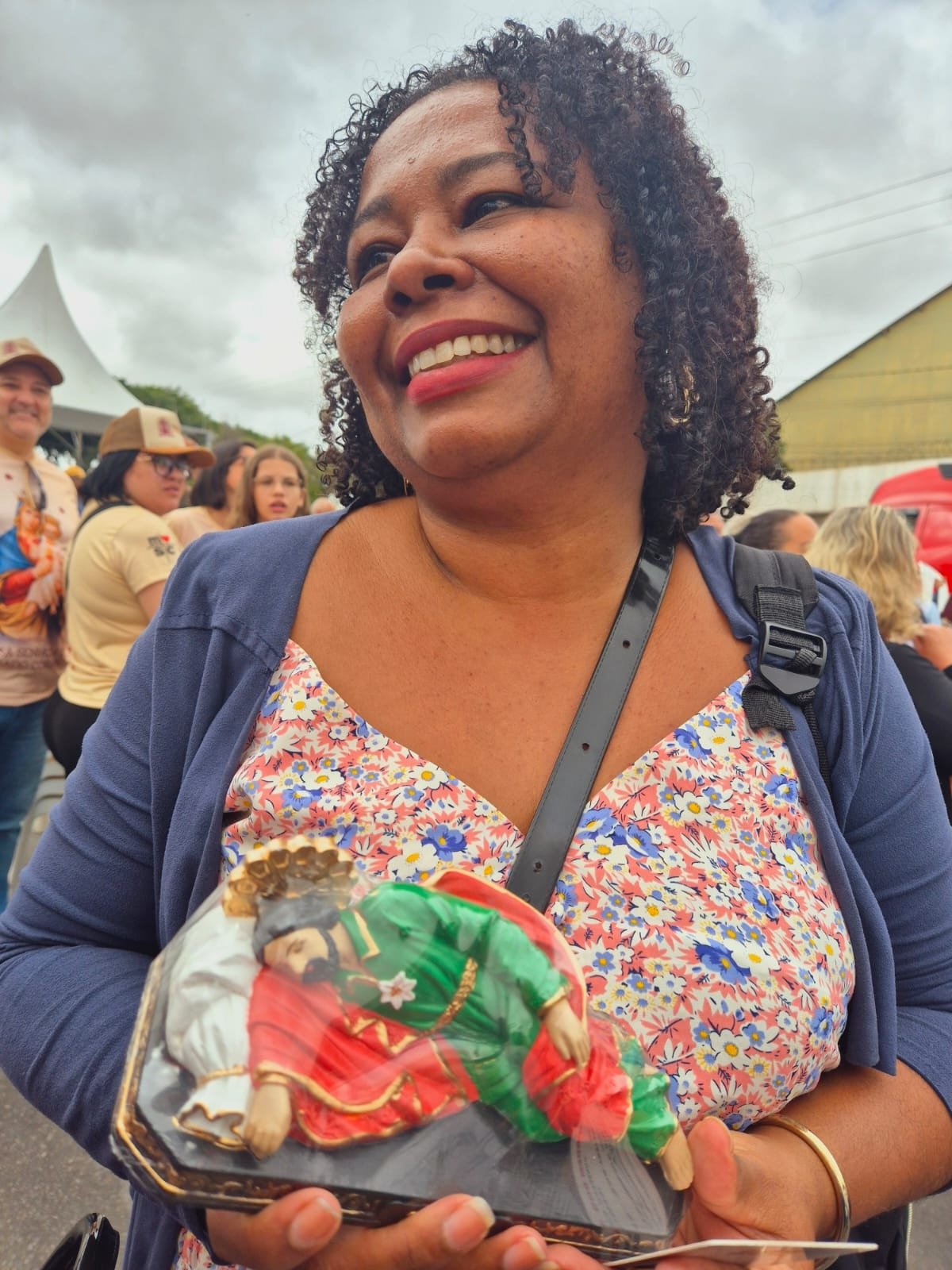 A advogada Juliana Gomes foi pedir por benção na nova sociedade e levou a imagem de São José dormindo para ser consagrada