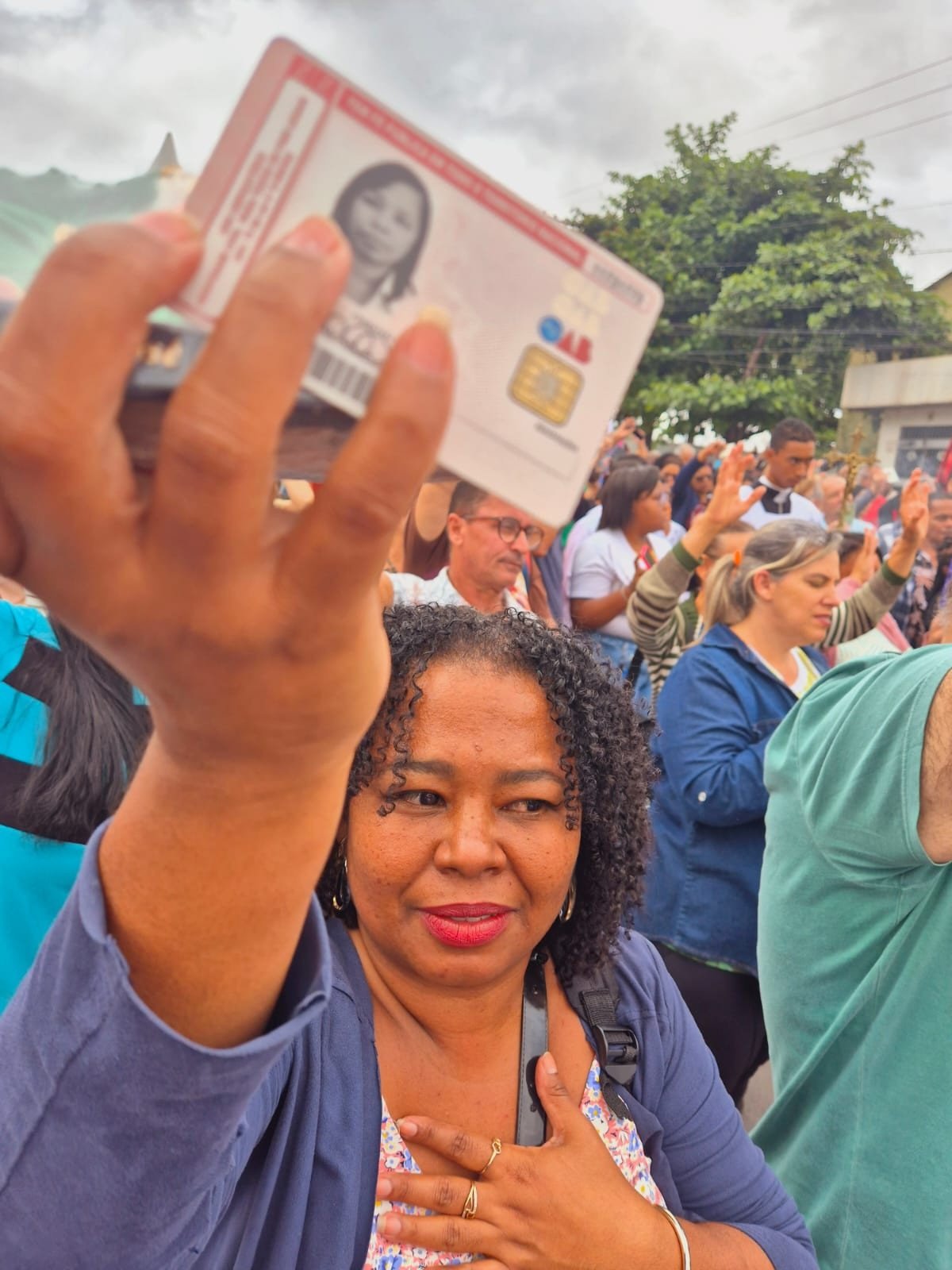 A advogada Juliana Gomes foi pedir por benção na nova sociedade e levou a imagem de São José dormindo para ser consagrada