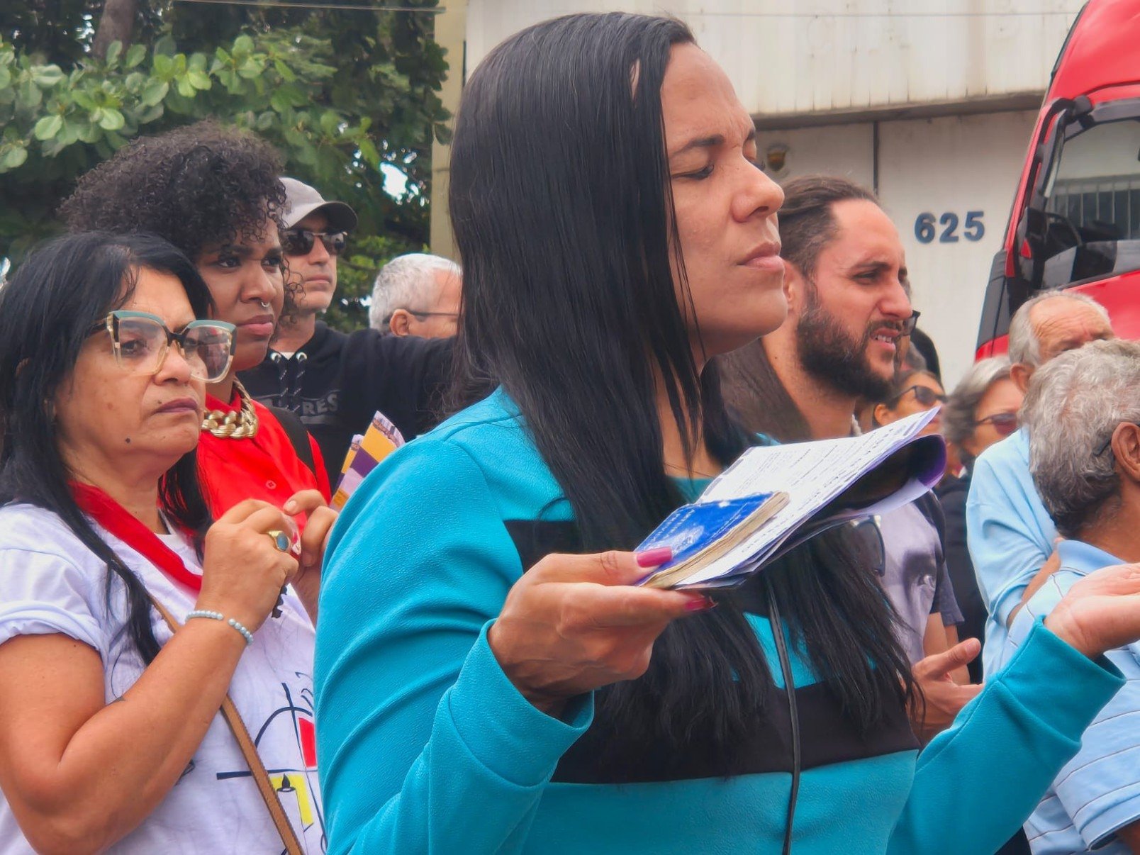 Virginia Lucia Soares levou a carteira de trabalho para ser abençoada-Jair Amaral/EM/DA Press