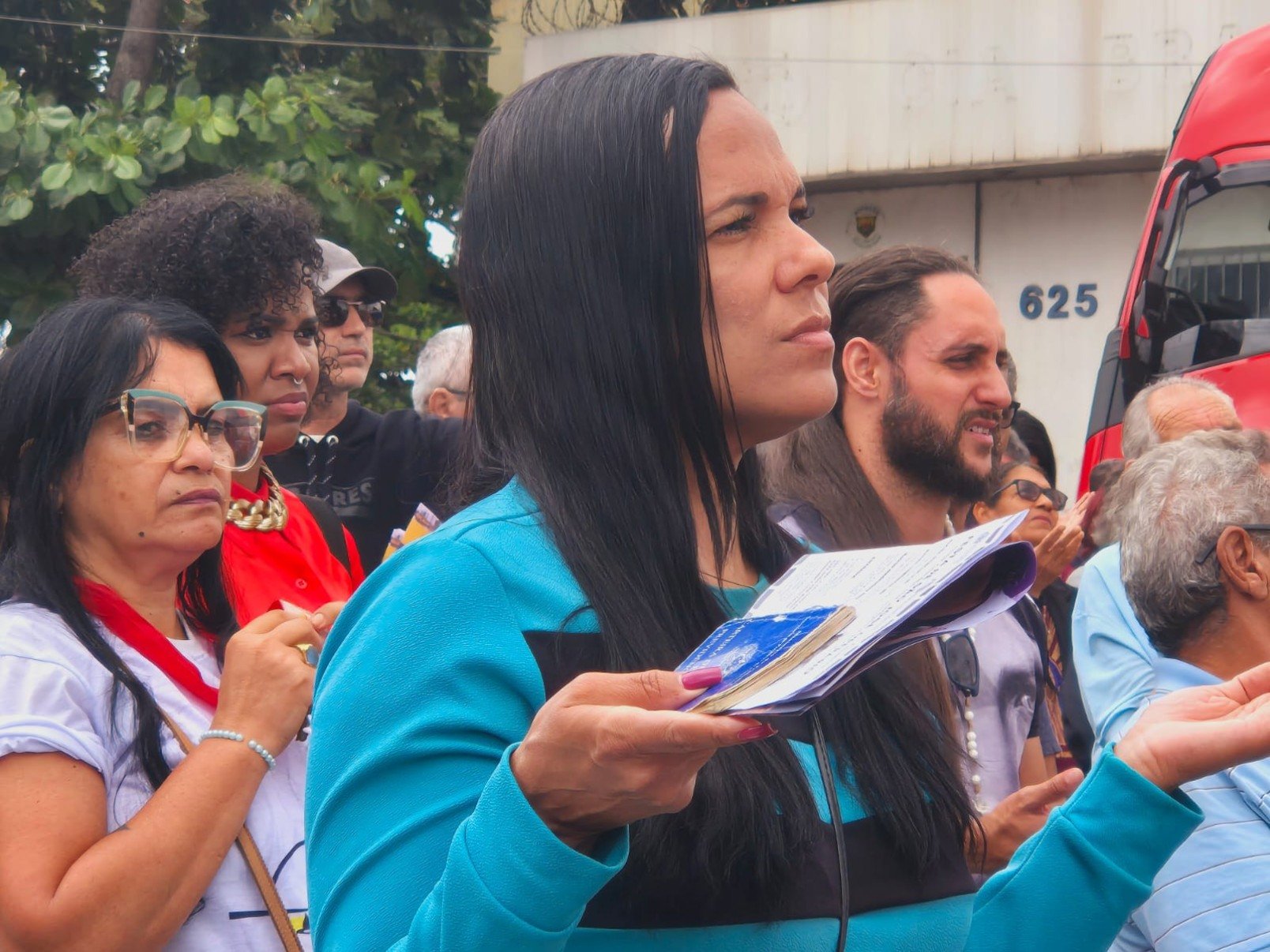 Virginia Lucia Soares levou a carteira de trabalho para ser abençoada-Jair Amaral/EM/DA Press
