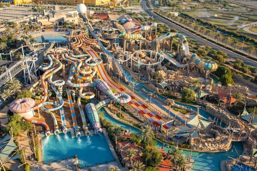 9Â°) Yas Waterworld Yas Island (Abu Dhabi, Emirados Ãrabes Unidos): Conhecido por ser um dos maiores parques aquÃ¡ticos do Oriente MÃ©dio, o Yas Waterworld Yas Island tem toboÃ¡guas, piscinas de ondas, corredeiras e atÃ© uma praia artificial.