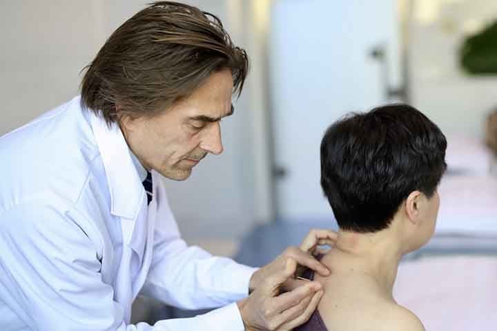 Hoje, sua prática é fundamentada em conhecimentos tradicionais e científicos. A acupuntura é caracterizada pelo uso de agulhas finas inseridas em pontos estratégicos do corpo, visando a equilibrar a energia vital. 