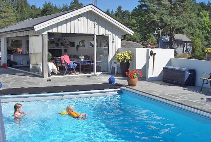Nas piscinas, o cloro desempenha uma função útil ao manter a água da piscina limpa e sem micro-organismos que podem provocar doenças. O contato exagerado com essa substância, porém, não é indicado.