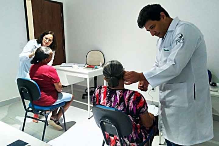 No Brasil, a acupuntura pode ser exercida por profissionais da saúde com formação específica, respeitando as normas dos conselhos de classe. Existem também cursos livres para terapeutas, mas a regulamentação varia conforme o país.