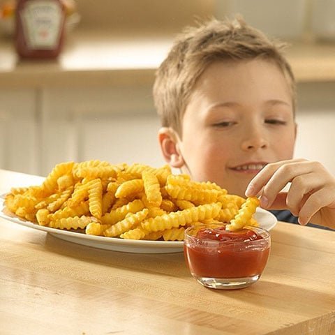 Dessa forma, um dos principais motivos para a batata frita ser considerada uma vilã é que qualquer óleo, quando aquecido acima de determinada temperatura, passa por transformações em sua composição química e libera uma substância tóxica chamada acroleína.