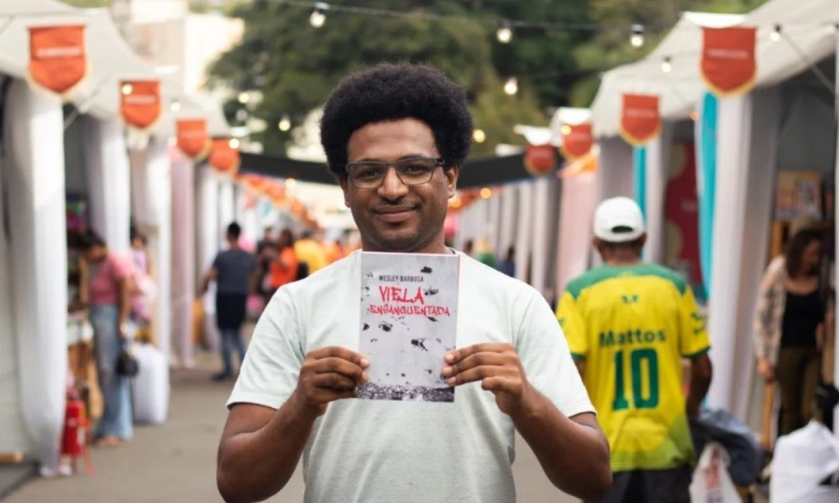 "O que aconteceu comigo na Flipoços eu só consegui ar e reagir como reagi porque tenho a autoestima que os livros me deram", disse o escritor e editor Wesley Barbosa, a respeito de fala racista que escutou em mesa-redonda do evento -  (crédito: Instagram/Reprodução)