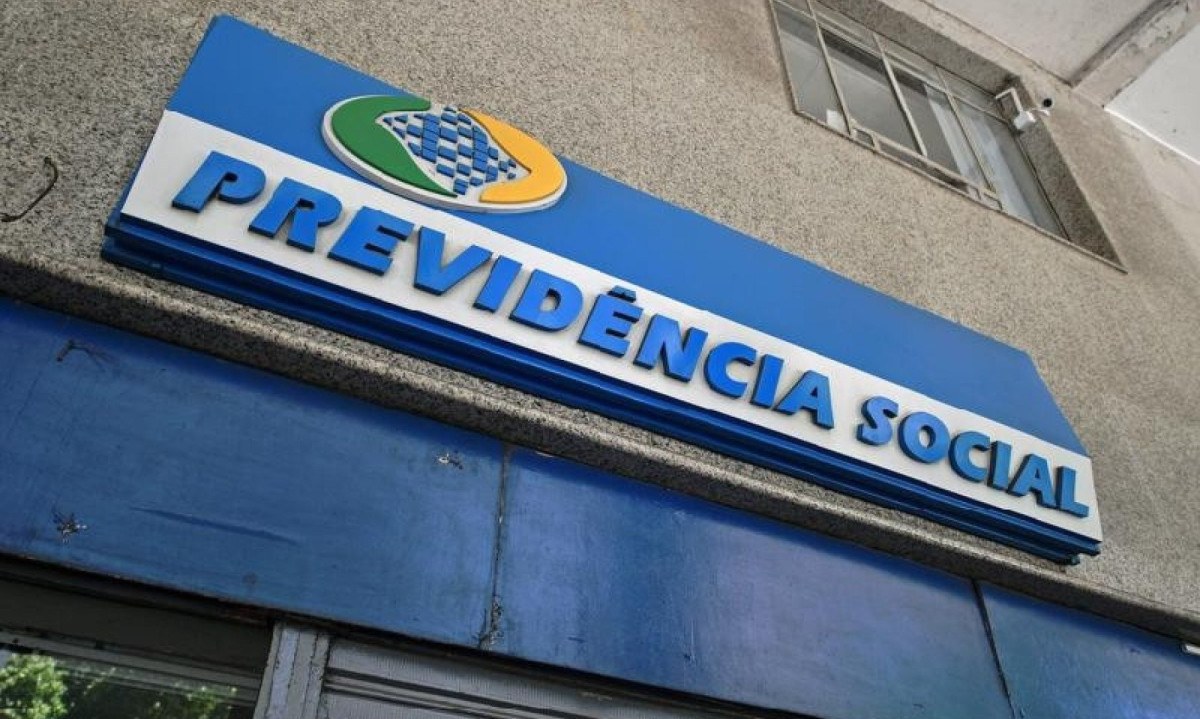 Estudo que previu aposentadoria aos 78 anos para o Brasil circula como se fosse proposta do governo -  (crédito: EM - Fact Check)