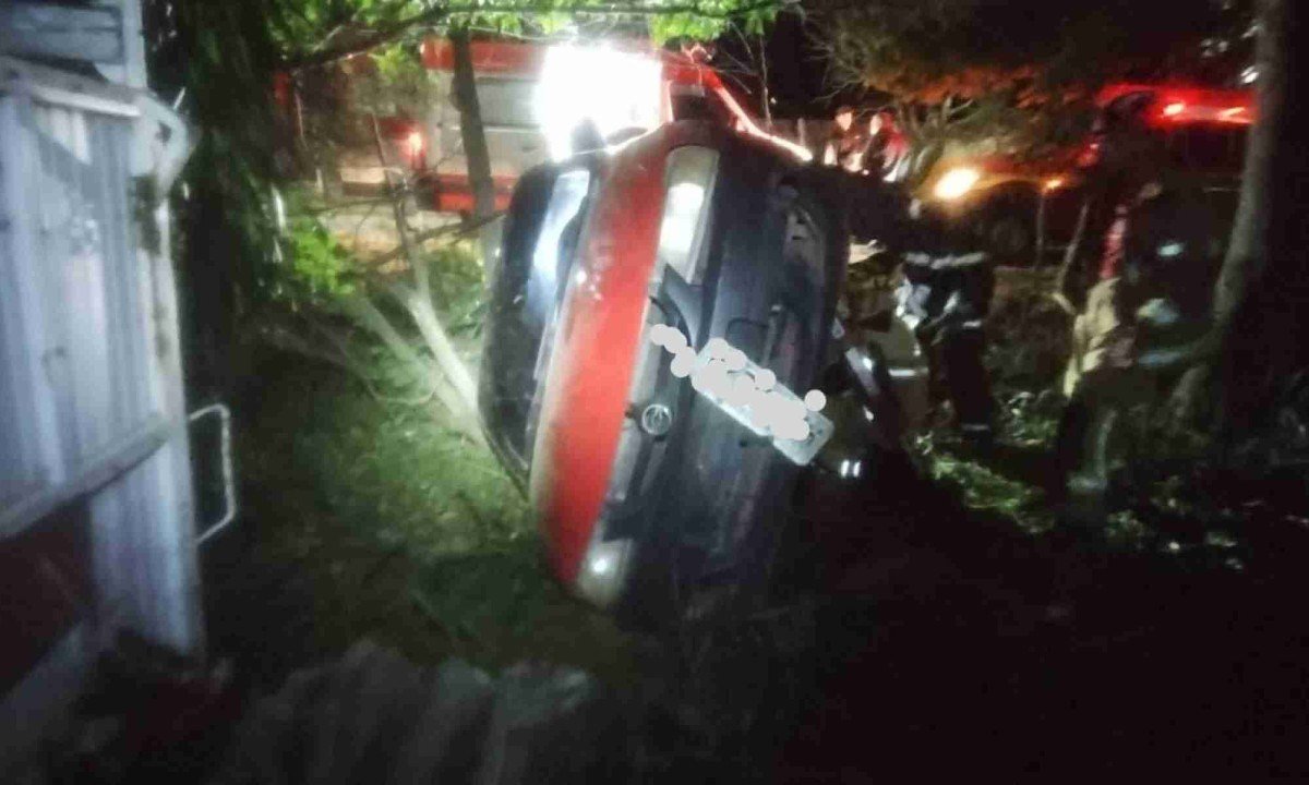 Motorista foi socorrido e preso por furto de carro em Juiz de Fora -  (crédito: CBMMG)