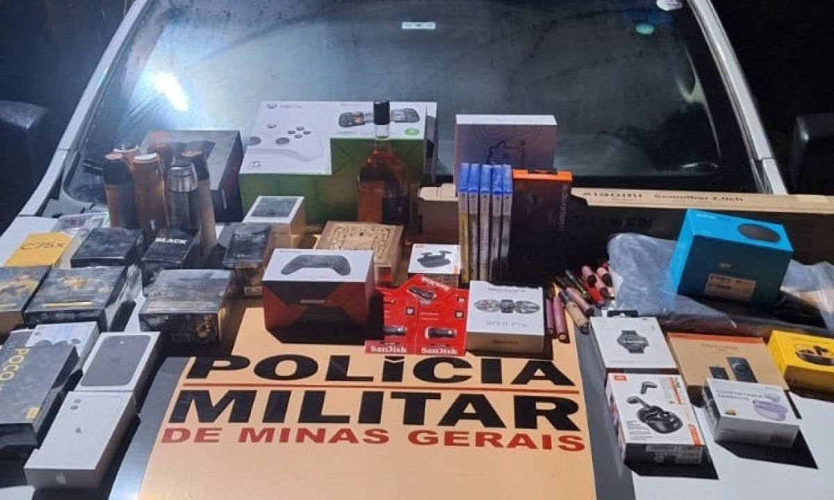 Polícia localizou diversos equipamentos eletrônicos, como smartphones, fones de ouvido, caixas de som, vídeo games, e outros objetos, como bebidas alcoólicas e perfumes -  (crédito: PMRv/Divulgação)