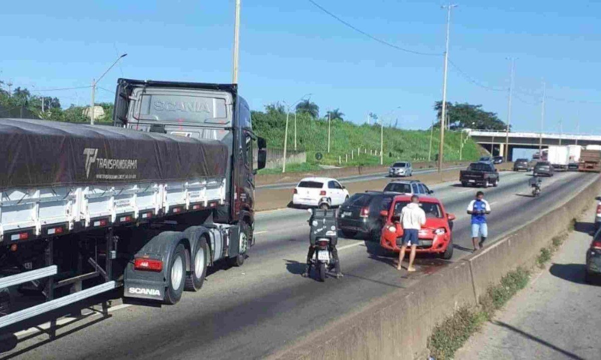Acidente entre dois carros fecha faixas central e direita da BR-381, em Betim -  (crédito: Redes Sociais)