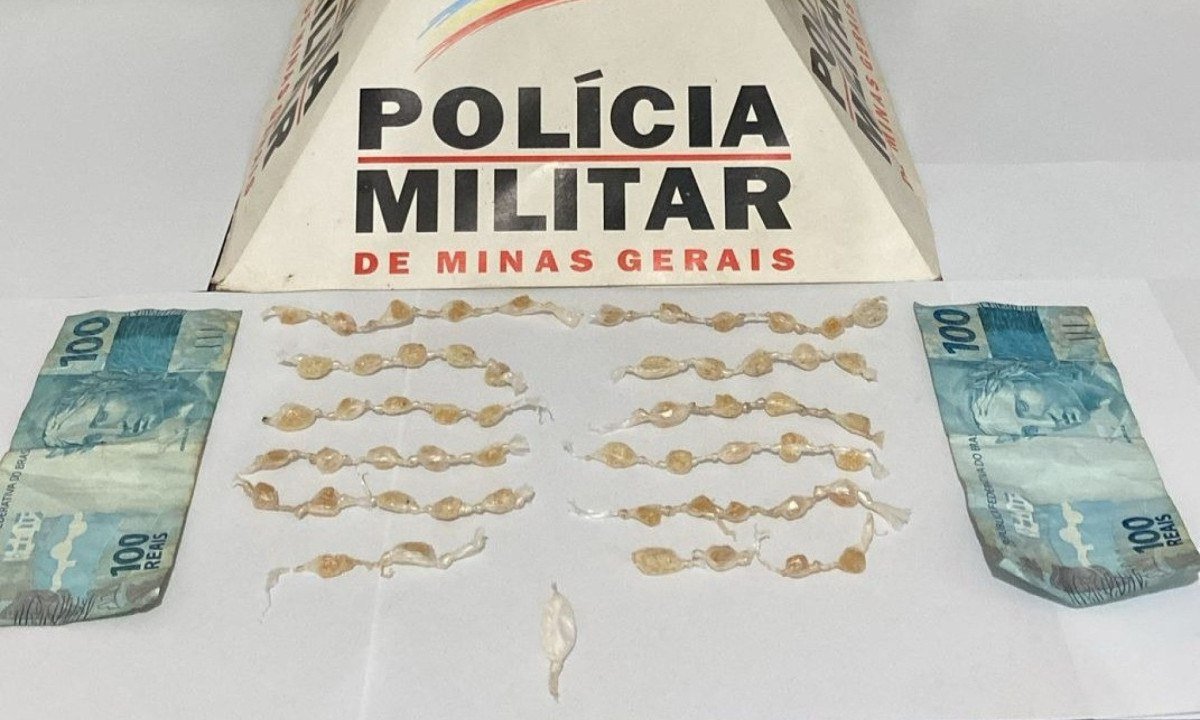 Polícia localizou diversas pedras de crack, R$ 200 reais em dinheiro e um papelote de cocaína em casa de suspeita na cidade de Itueta