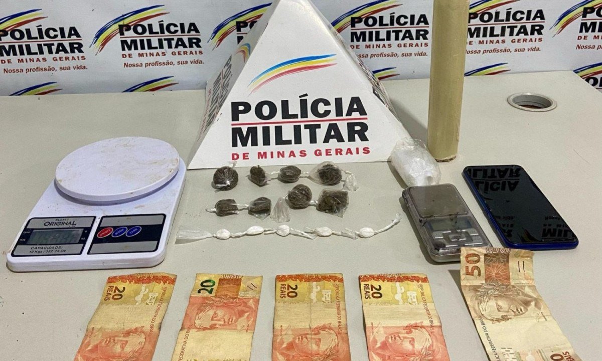 Em segunda ocorrência em Itueta, a polícia apreendeu oito buchas de maconha, cinco papelotes de cocaína, duas balanças, um celular, ?R0 em dinheiro e ?materiais utilizados para embalar drogas.