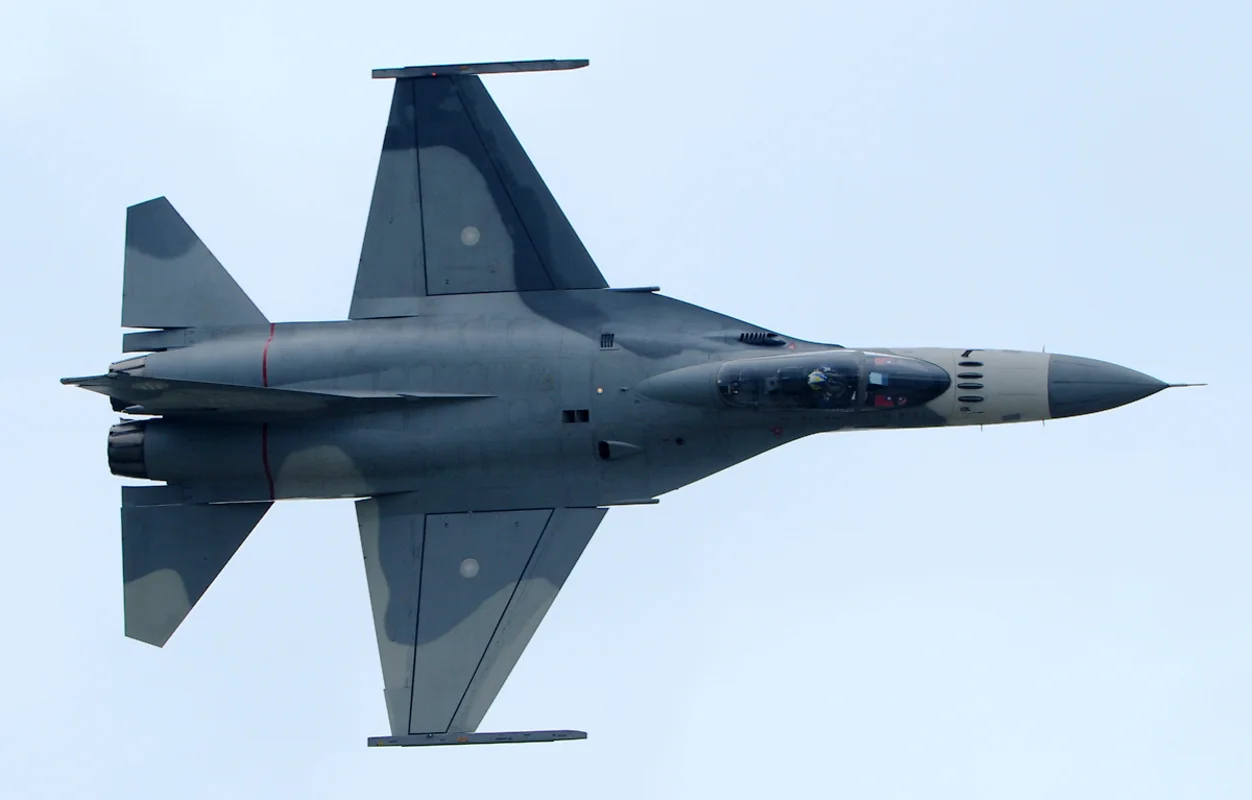 14º) Taiwan (750 aeronaves): Foi fundada em 1920 e é chamada oficialmente de Força Aérea da República da China (ROCAF). Caças F-16 Fighting Falcon, Mirage 2000 e AIDC F-CK-1 Ching-kuo (foto) são alguns dos principais da frota taiwanesa.