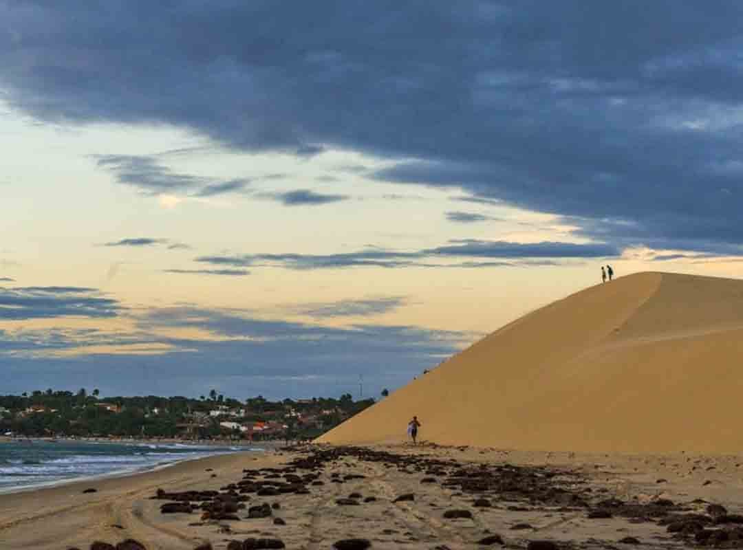A redução e até a possibilidade de desaparecimento das dunas do Parque Nacional de Jericoacoara têm preocupado especialistas por causa do impacto da ação humana nos últimos anos.- Instagram @parnajericoacoara
