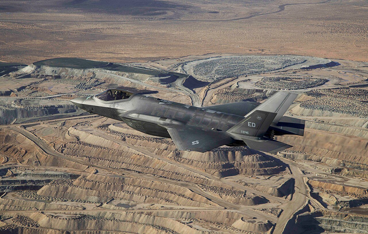 12Âº) ArÃ¡bia Saudita (914 aeronaves): Fundada em 1950, a ForÃ§a AÃ©rea da ArÃ¡bia Saudita (RSAF) Ã© uma das mais antigas e poderosas forÃ§as aÃ©reas do Oriente MÃ©dio. Recentemente, o paÃ­s aprovou a compra de modelos F-35 Lightning II (foto) dos EUA.