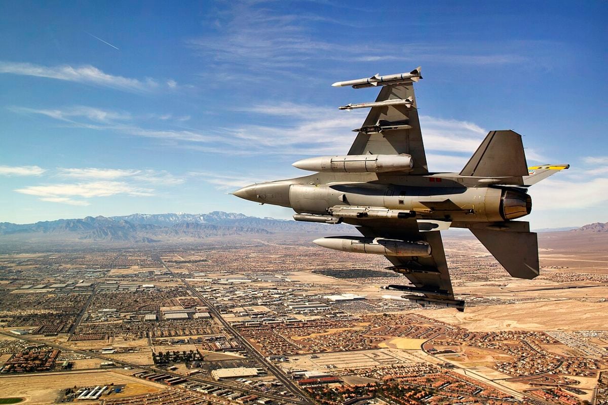 8Âº) Egito (1.080 aeronaves): Criada em 1937, a ForÃ§a AÃ©rea EgÃ­pcia (EAF) Ã© a maior forÃ§a aÃ©rea da Ãfrica. Os modelos F-16 Fighting Falcon (foto), Mirage 2000 e Rafale fazem parte do arsenal