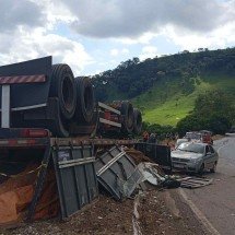 Vídeo: carreta carregada com cerâmica tomba e atinge dois carros na BR-381 - Reprodução/Sevor