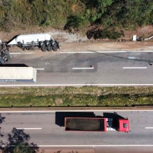 Acidentes fecham faixas em diferentes pontos da BR-381 - Leandro Couri/EM/DA Press