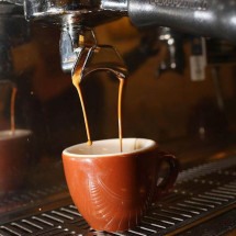 Faz mal tomar café durante as refeições?