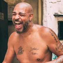 Adriano Imperador almoça quentinha com amigos na comunidade Vila Cruzeiro - Tupi - Pablo Oliveira