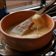 Fondue virou ícone da gastronomia mundial - Wikimedia commons