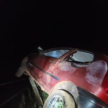 Mulher morre em batida de carro contra barranco - CBMMG