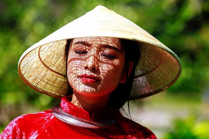 O chapéu cônico, conhecido como "nón lá", é um símbolo cultural do Vietnã, feito de folhas de palmeira ou bambu. Ele é leve e respirável, amplamente usado por camponeses e em áreas rurais, proporcionando proteção contra o sol e a chuva.