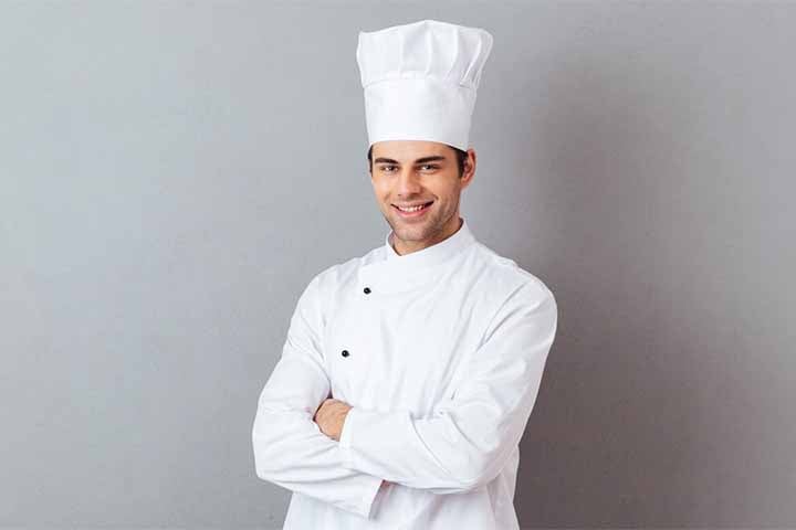 O chapéu de cozinheiro, ou toque, é um acessório tradicional feito de algodão ou poliéster, caracterizado por sua altura e forma tubular. Usado por chefs e cozinheiros em restaurantes, ele simboliza profissionalismo e higiene na cozinha, além de ajudar a manter os cabelos fora do rosto durante o preparo de alimentos.