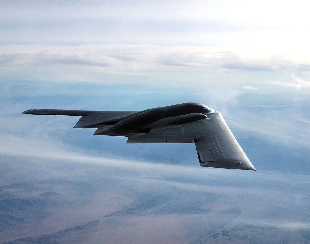 1º) Estados Unidos (13.209 aeronaves): Sem surpreender ninguém, a Força Aérea dos Estados Unidos (USAF) é a maior do mundo em escala. Fundada em 1947, a frota conta com caças F-22 Raptor, F-35 Lightning II, F-15 Eagle e F-16 Fighting Falcon, além dos bombardeiros estratégicos B-2 Spirit (foto) e B-52 Stratofortress.