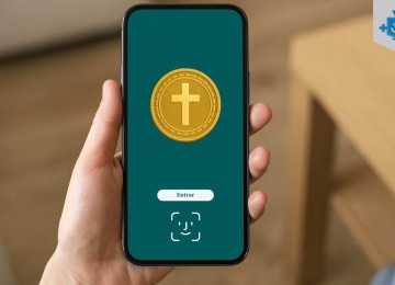 Pessoa segura celular com app simbolizando o banco igreja da Lagoinha, com logo em forma de moeda com cruz. -  (crédito: Reprodução Educando seu Bolso)