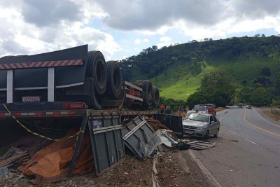 O acidente aconteceu na BR-381, em São Gonçalo do Rio Abaixo, próximo à divisa com João Monlevade -  (crédito: Reprodução/Sevor)