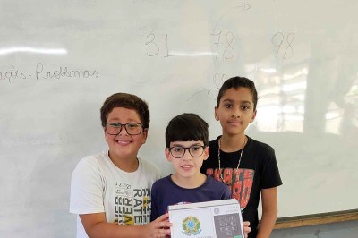 Tópicos de relevância nacional, como o sistema eleitoral, são levados às escolas que participam do projeto, despertando o interesse em crianças -  (crédito: Felipe Briguente/Divulgação)