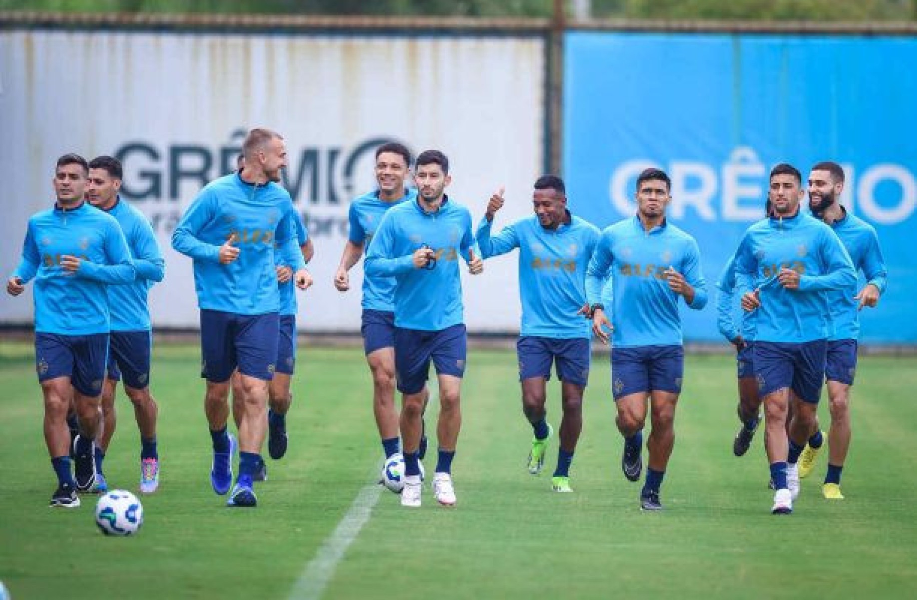 Dupla de ataque de estrangeiros pode retornar ao Grêmio contra o Santos