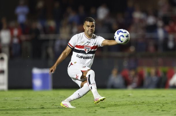 ALISSON – Teve de atuar mais recuado no primeiro tempo, pois o Fortaleza foi superior e perigoso. Como Ferraresi precisava de ajuda, Alisson cobriu bem seu setor. No apoio ofensivo, fez poucas investidas. Cobrou uma falta com perigo. Na etapa final ficou ainda mais recuado, deixando Bobadilla investir mais na criação.  Nota: 6,5. Foto: Rubens Chiri/São Paulo